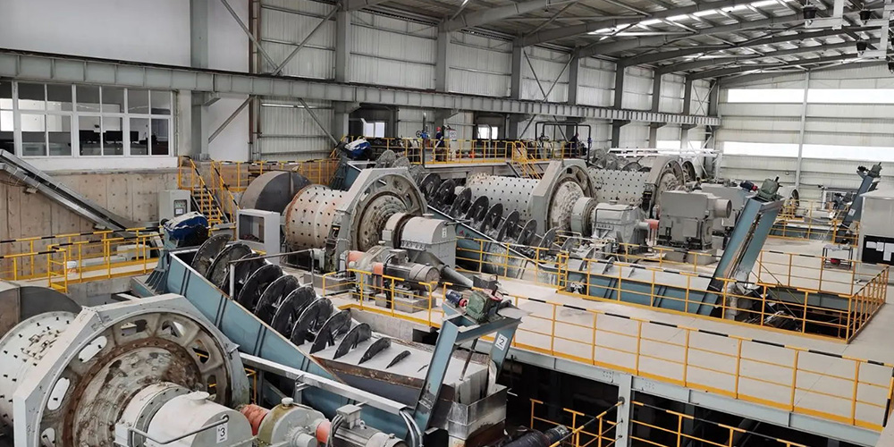 柳州某選礦廠重晶石脫水篩選加色選機提高礦石純色度，提高礦石質量